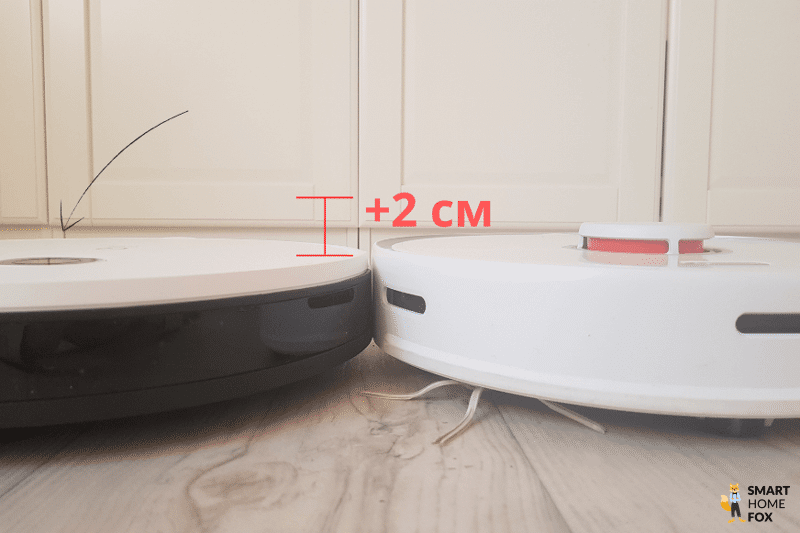 Die flache Bauweise eines Saugroboters mit VSLAM Navigation im Vergleich zu einem Saugroboter mit Lasernavigation wird gezeigt